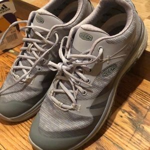 KEEN hiking shoes never worn